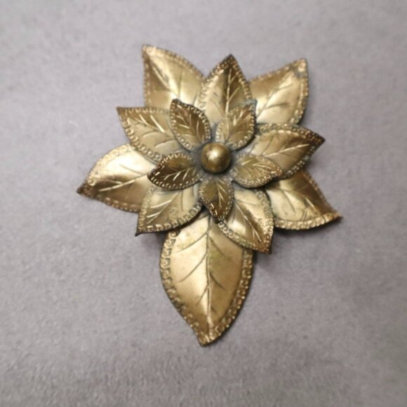 Art Deco Brass Fur Clips: Little Nemo Leaf Design, 1920s-30s - Picture 6 of 13